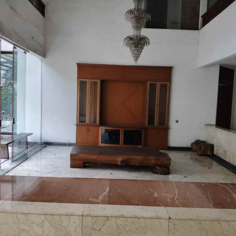 dijual rumah dengan swimming pool di pondok indah