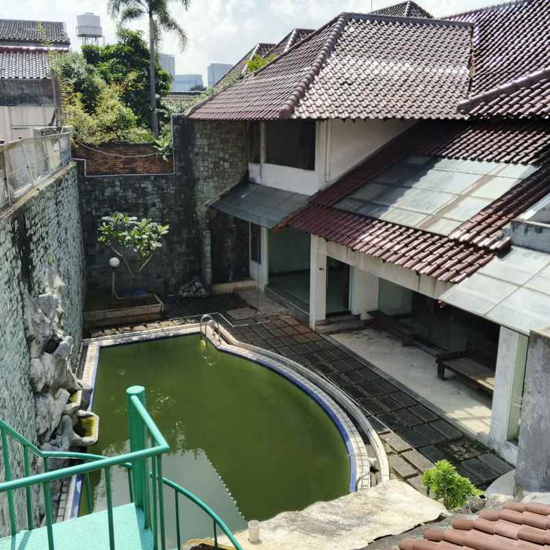 dijual rumah dengan swimming pool di pondok indah