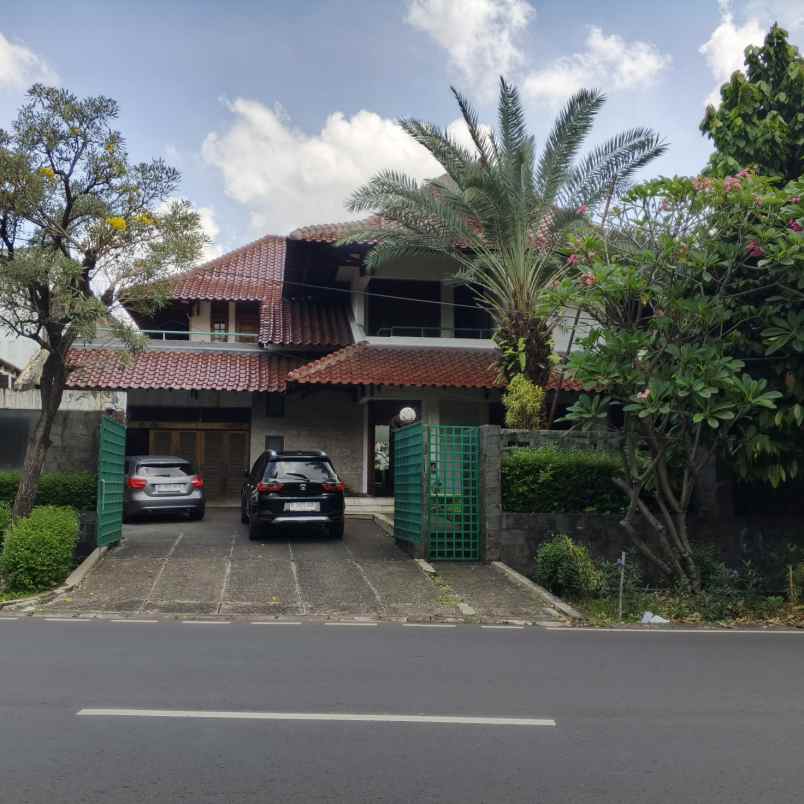 dijual rumah dengan swimming pool di pondok indah