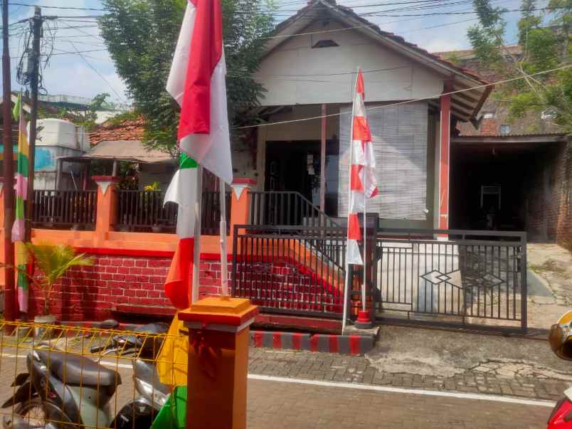 dijual rumah di kumudasmoro