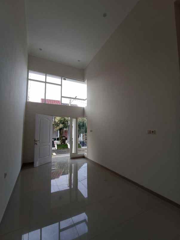 dijual rumah di perumahan mountain