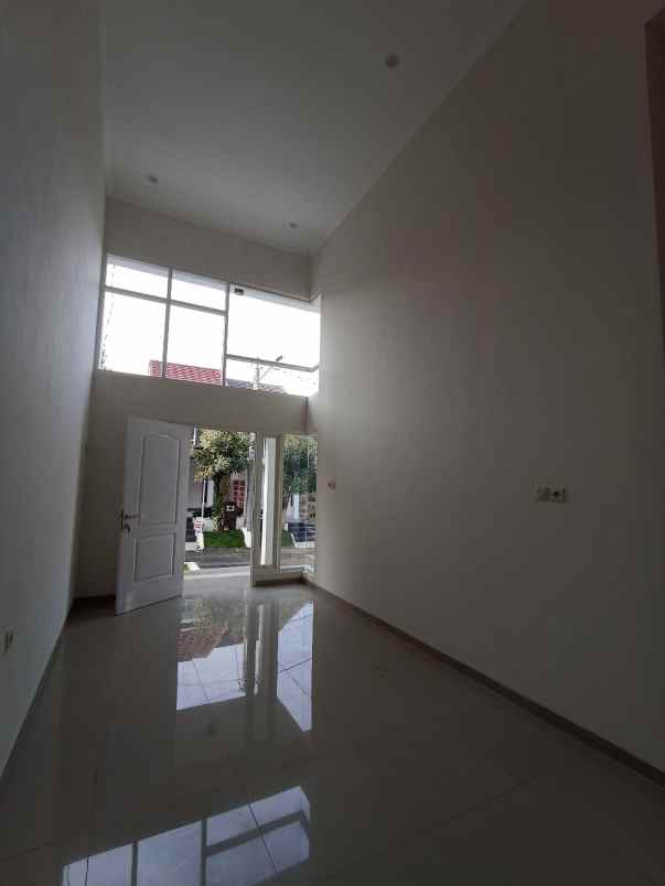 dijual rumah di perumahan mountain