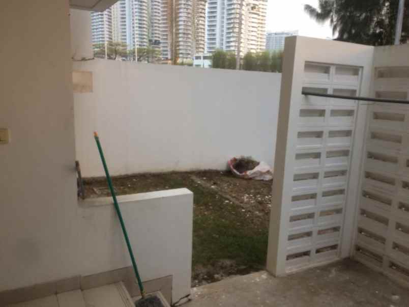 dijual rumah golf residence