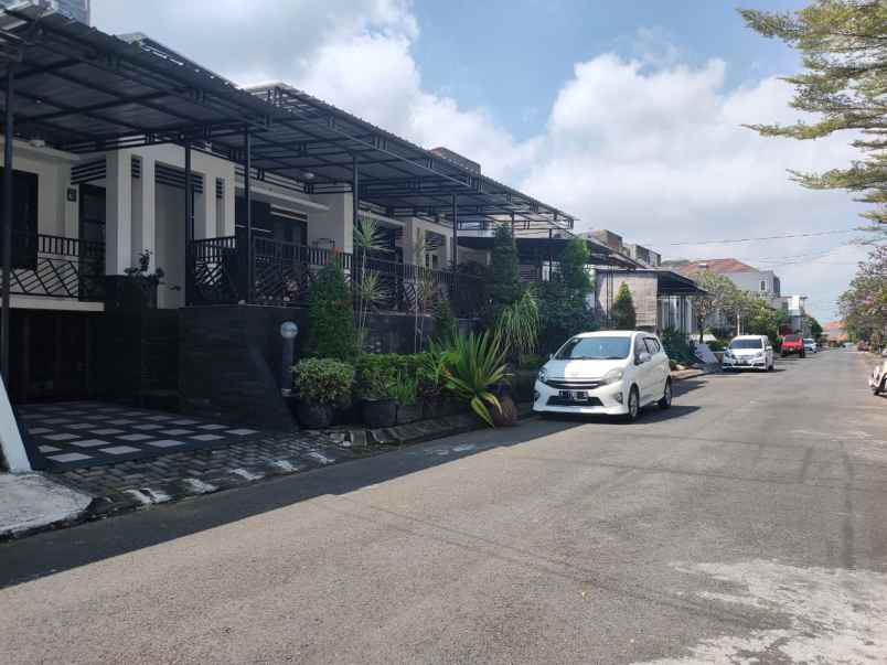 dijual rumah green hill regency