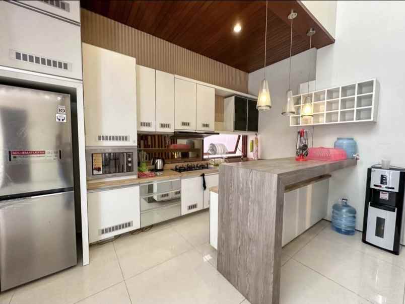 dijual rumah jalan gunung catur