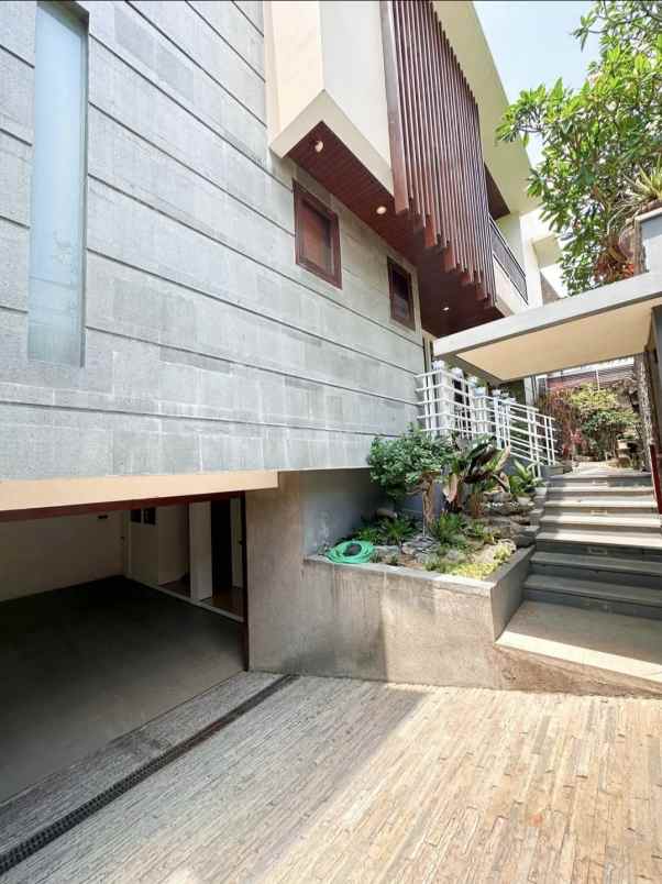 dijual rumah jalan gunung catur