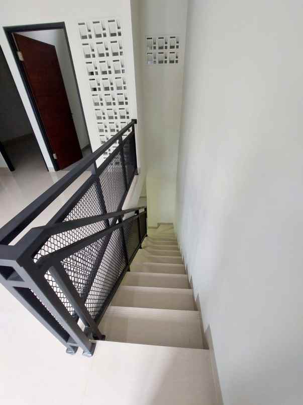 dijual rumah jalan raya buana gardenia