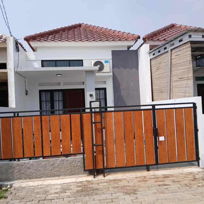 dijual rumah jalan raya kupu pasir