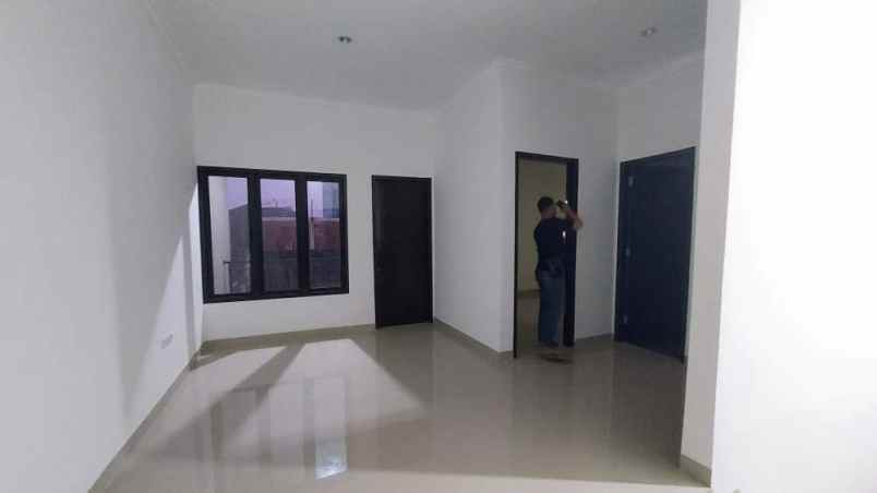 dijual rumah jalan raya mega cinere depok