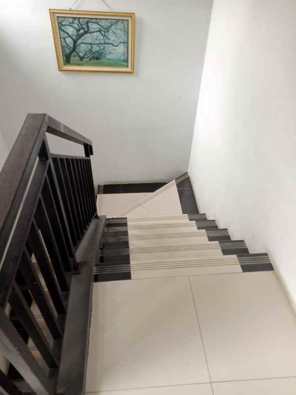 dijual rumah jalan raya mega cinere depok