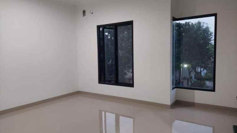 dijual rumah jalan raya mega cinere depok