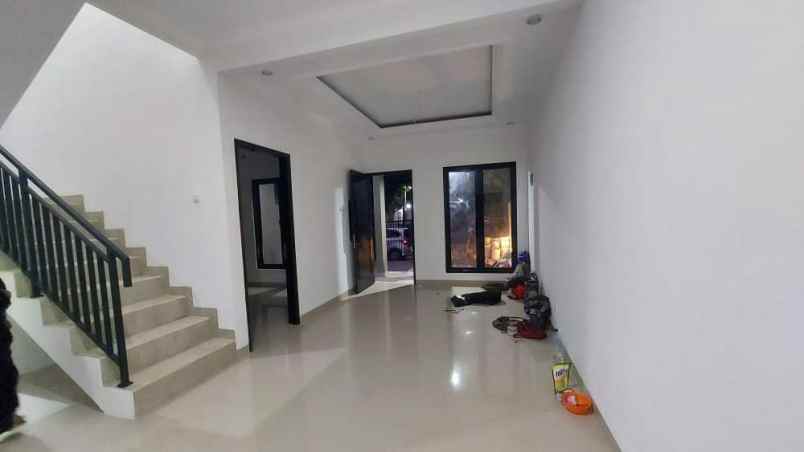 dijual rumah jalan raya mega cinere depok