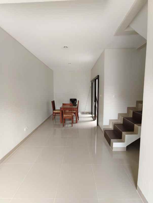 dijual rumah jl jupiter komplek