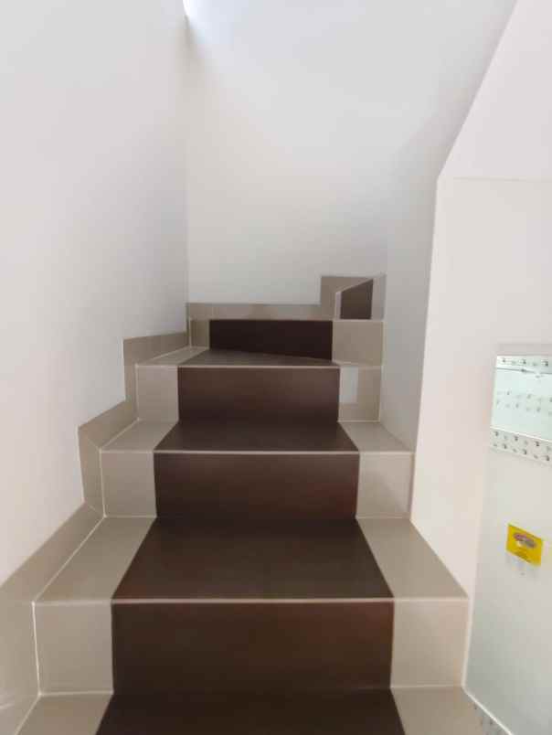 dijual rumah jl jupiter komplek