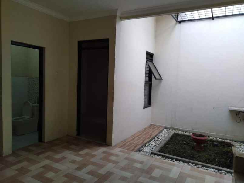 dijual rumah jl propelat saturnus