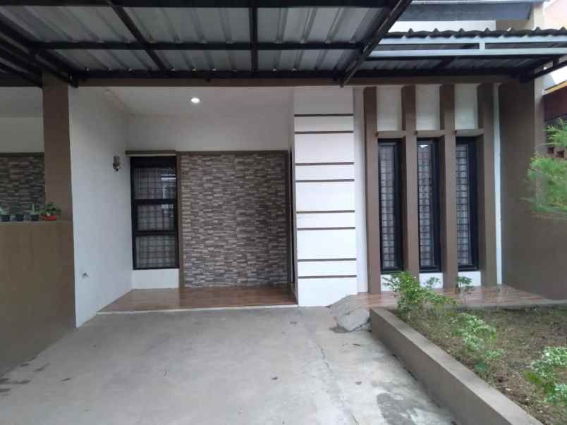 dijual rumah jl propelat saturnus