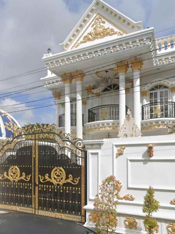dijual rumah jl pura demak