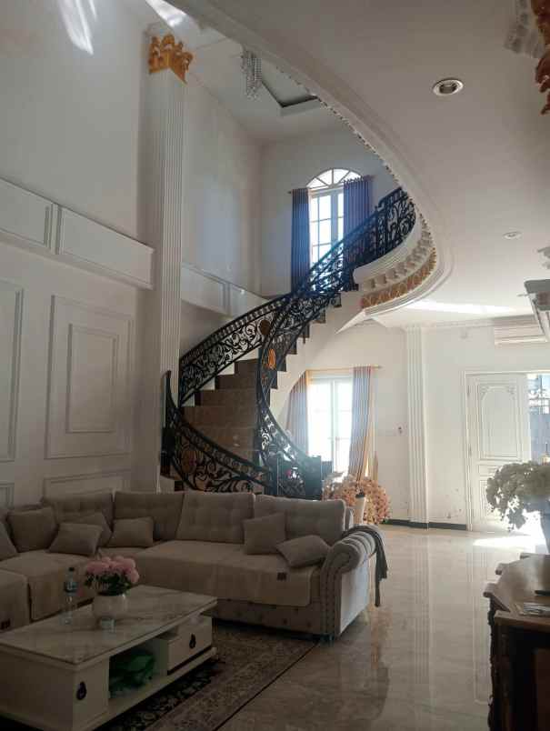 dijual rumah jl pura demak