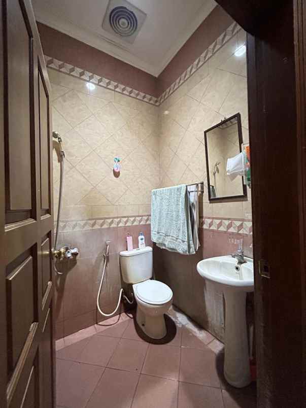 dijual rumah jl taman agave galaxy