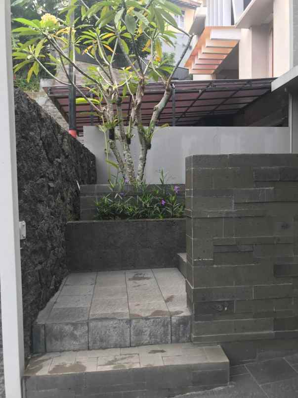 dijual rumah jl tubagus ismail alamanda