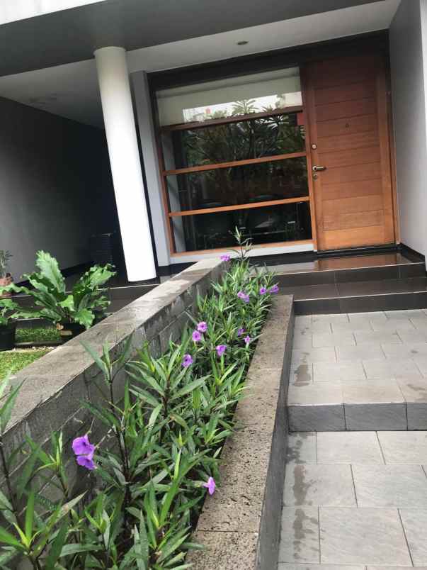 dijual rumah jl tubagus ismail alamanda