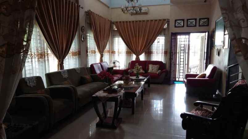 dijual rumah jl usman siddik