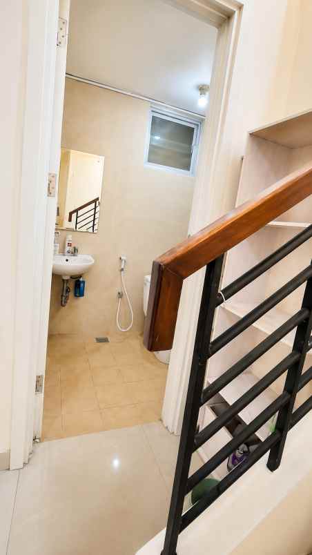 dijual rumah jl western boulevard no 37