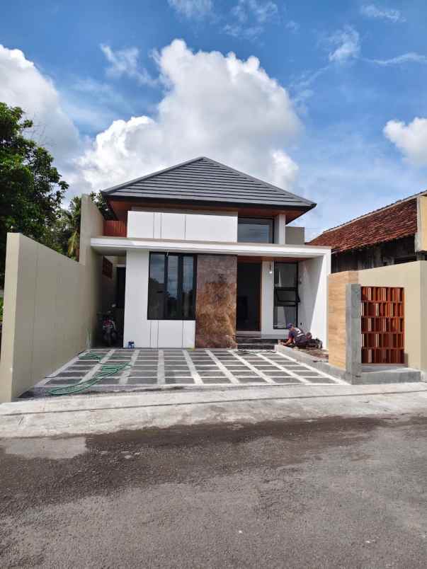 dijual rumah kaliurang km 10