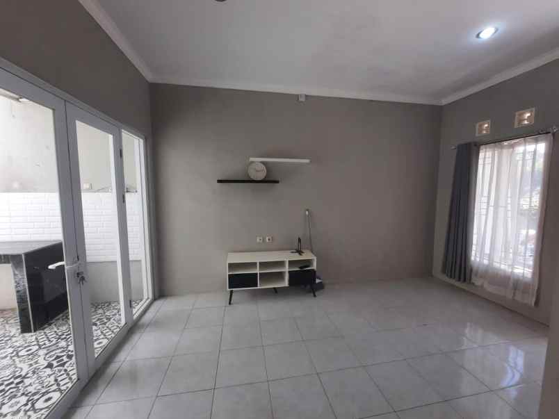 dijual rumah karyawangi