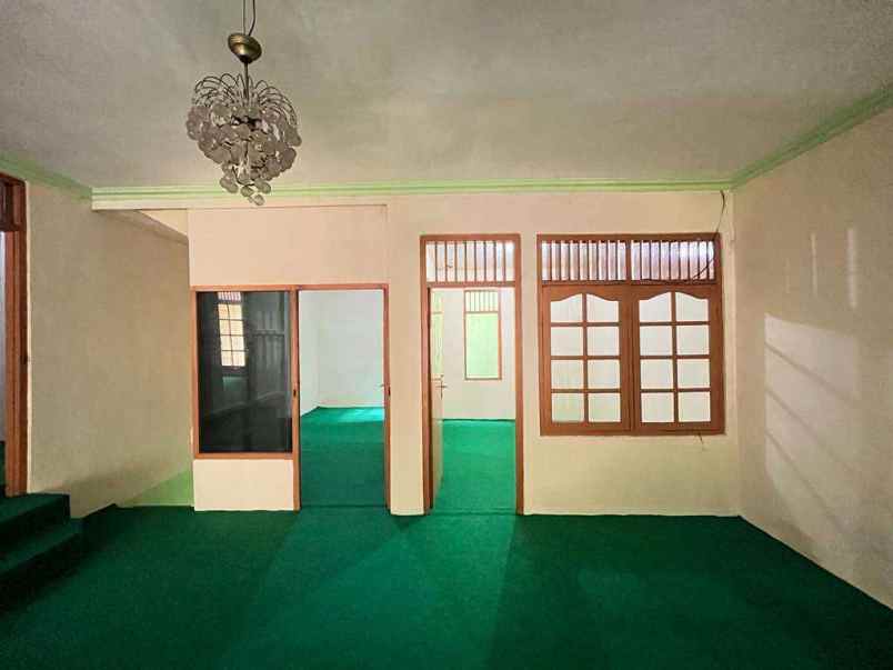 dijual rumah kayu putih