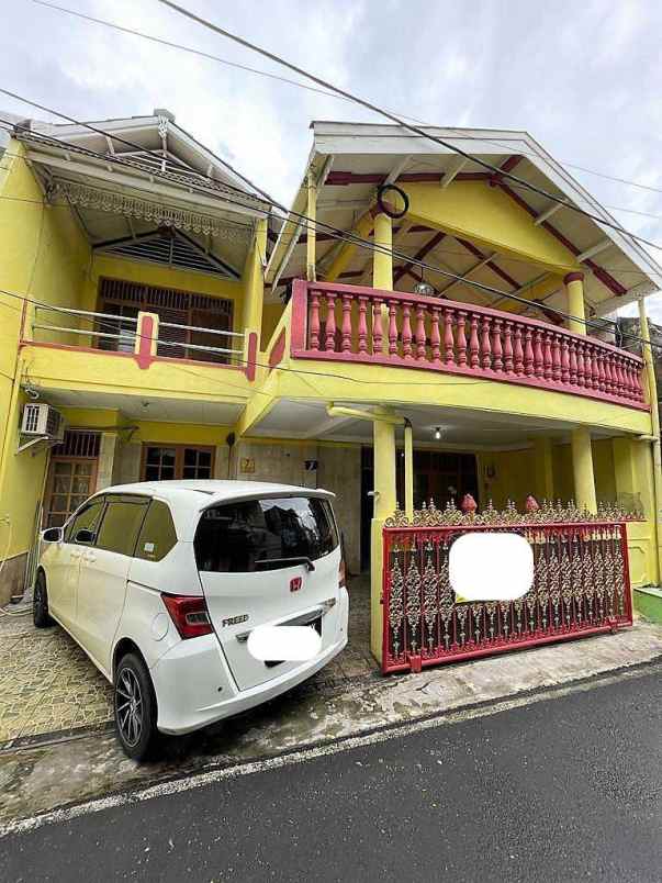 dijual rumah kayu putih