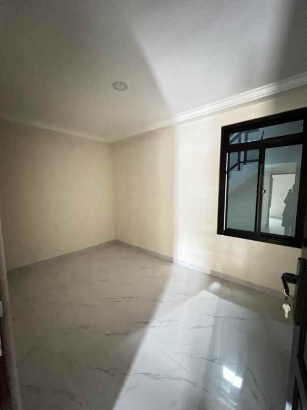 dijual rumah kelapa dua wetan ciracas
