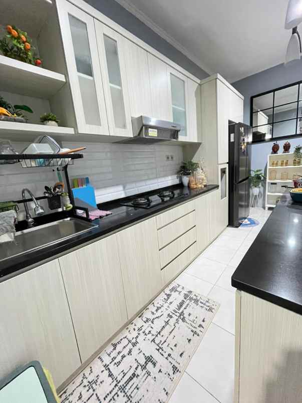 dijual rumah keluarga 2 lantai di metland cileungsi