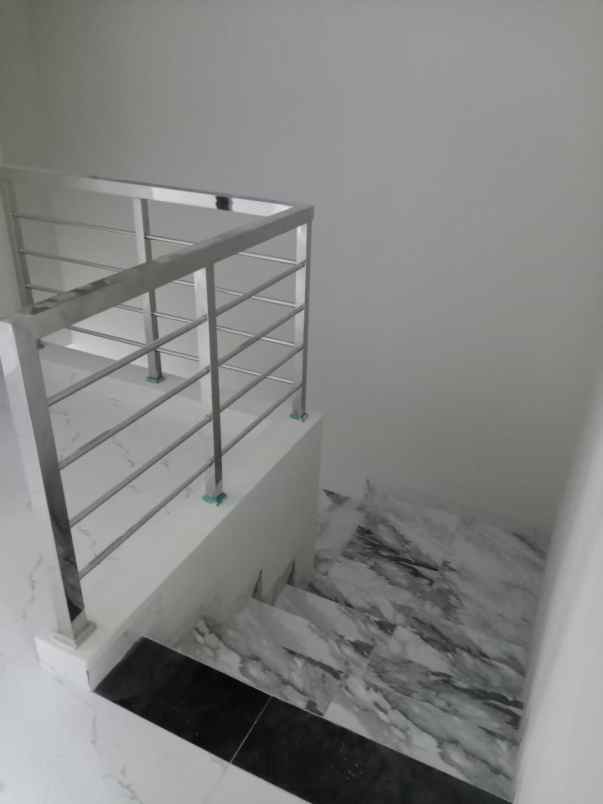 dijual rumah klampis anom surabaya timur