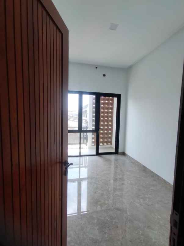 dijual rumah komplek abadi