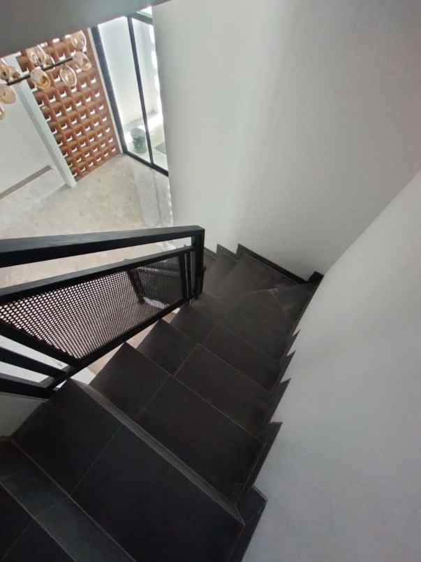 dijual rumah komplek abadi