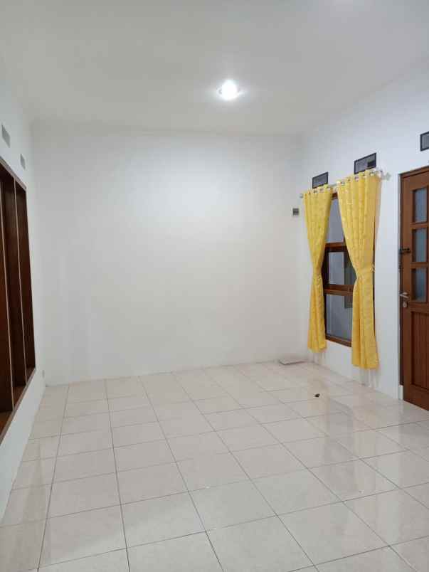 dijual rumah komplek bukit sariwangi