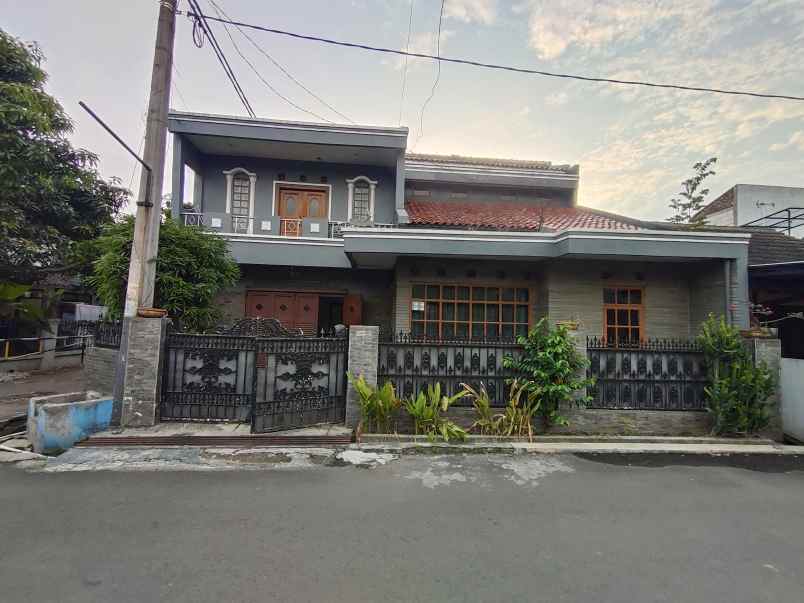 dijual rumah komplek bumi asri