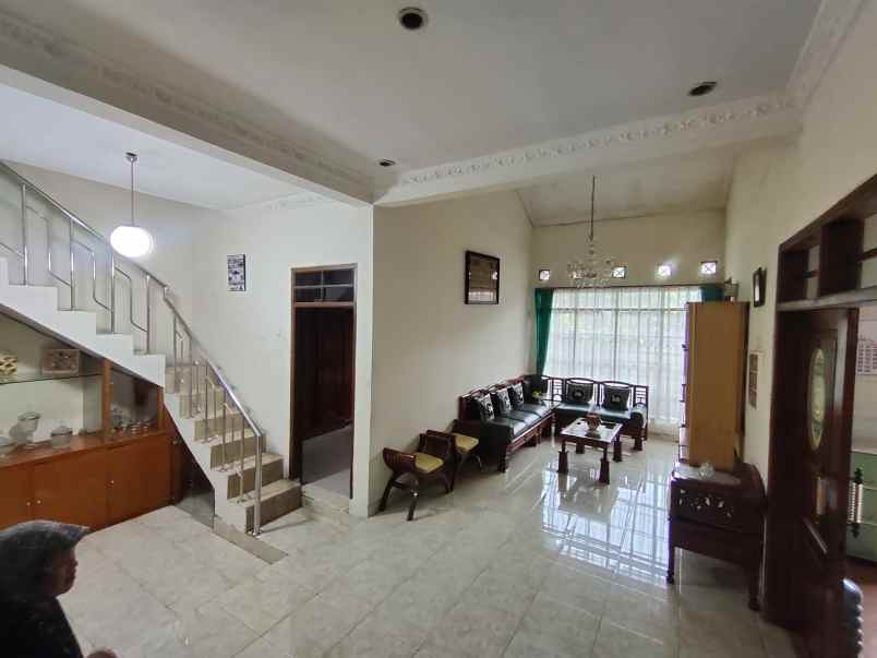 dijual rumah komplek bumi asri