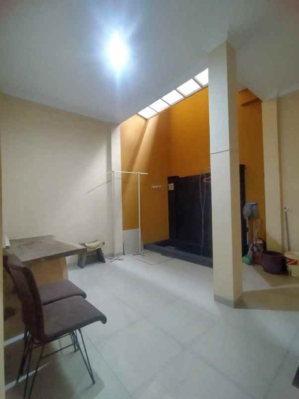 dijual rumah komplek cisaranten kulon