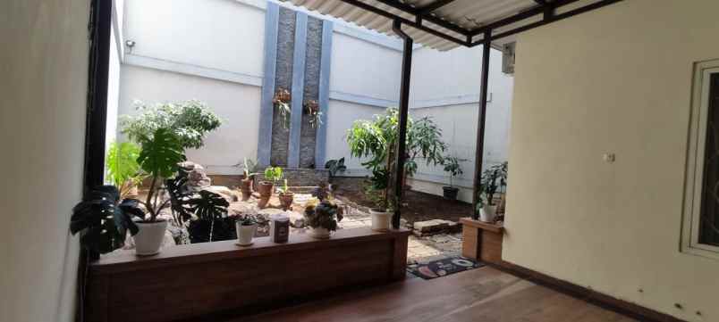 dijual rumah kutisari indah