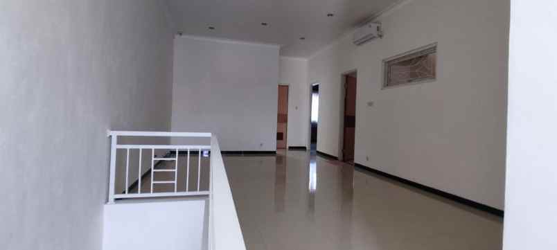 dijual rumah kutisari indah