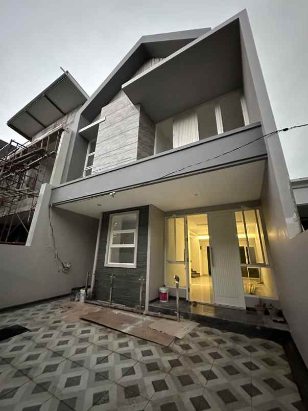 dijual rumah manyar