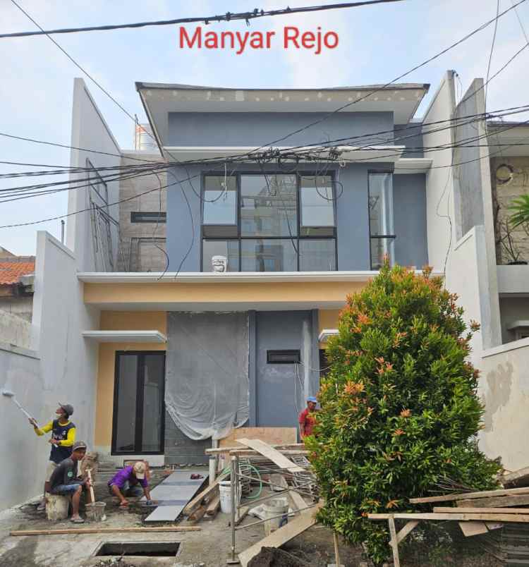 dijual rumah manyar rejo