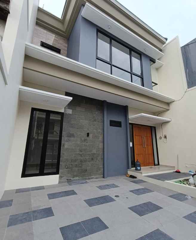 dijual rumah manyar rejo