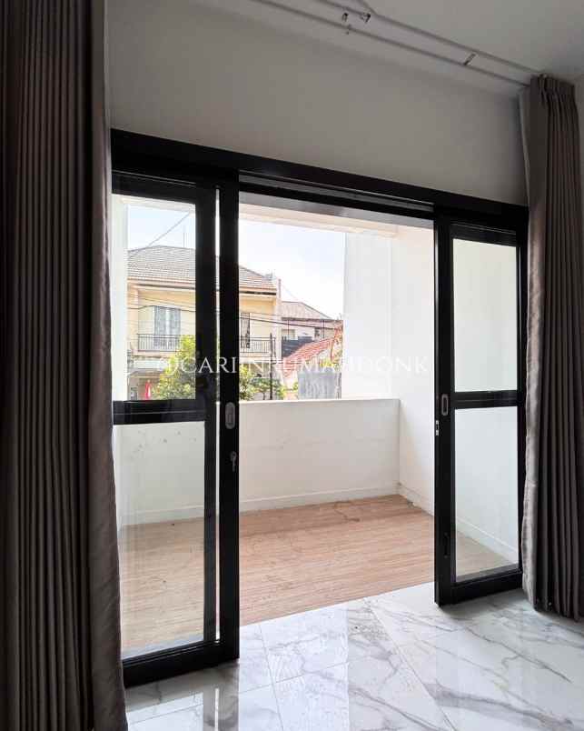 dijual rumah manyar tirtoyoso