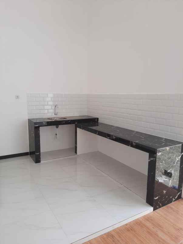 dijual rumah medokan ayu