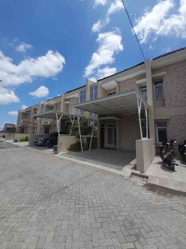 dijual rumah mewah 2 lantai dekat luwes gentan