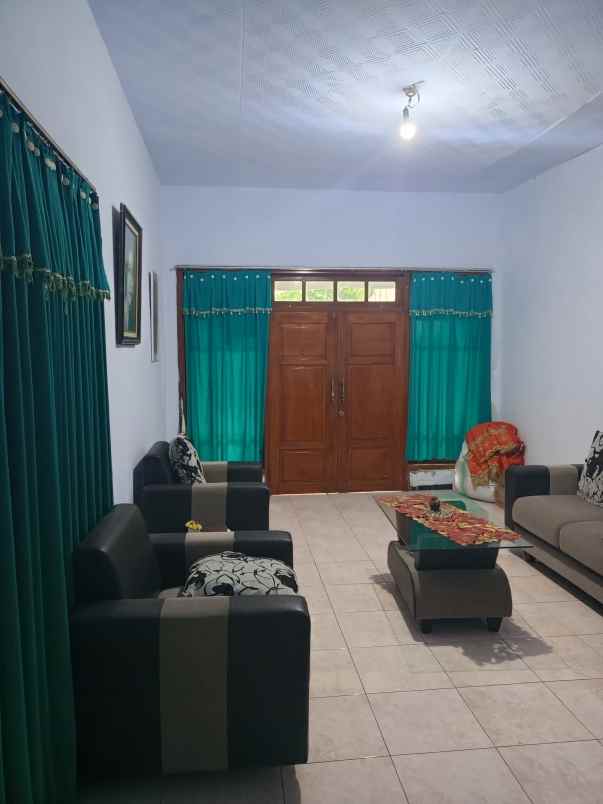dijual rumah milik pribadi 2 bangunan