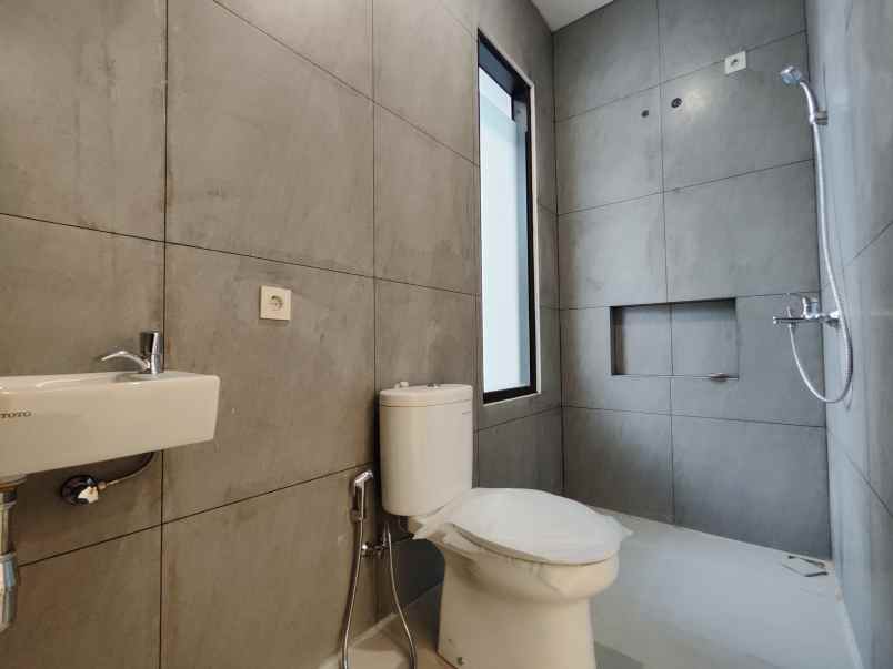 dijual rumah mulyosari utara